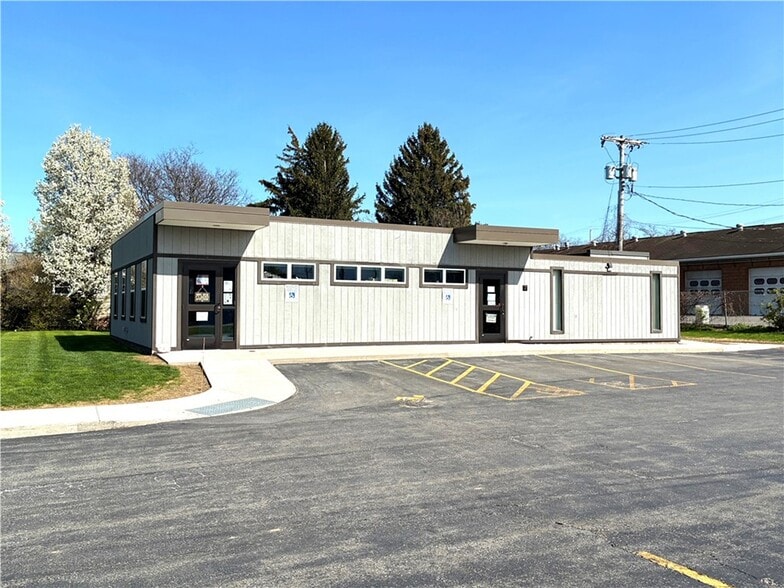 1055 Denise Rd, Greece, NY à vendre - Photo du bâtiment - Image 2 de 25