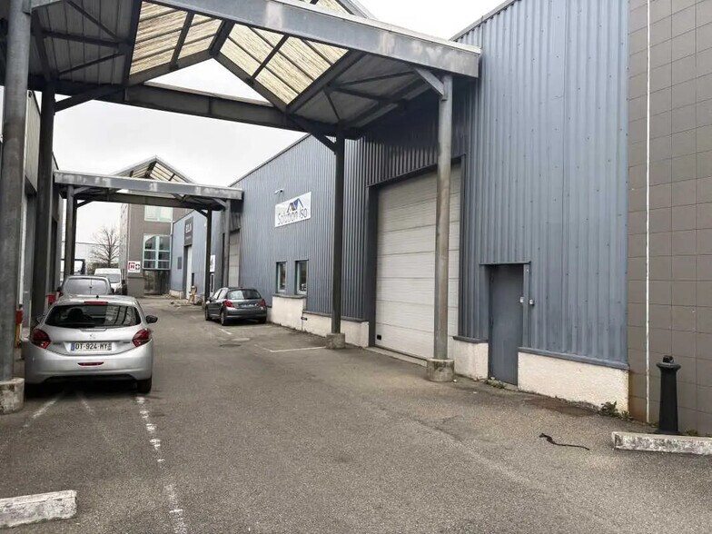 Bureau dans Bron à louer - Photo du bâtiment - Image 2 de 15