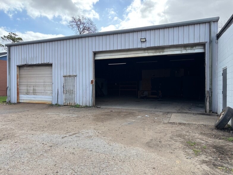 1913 S Gordon St, Alvin, TX for lease - Building Photo - Image 2 of 12