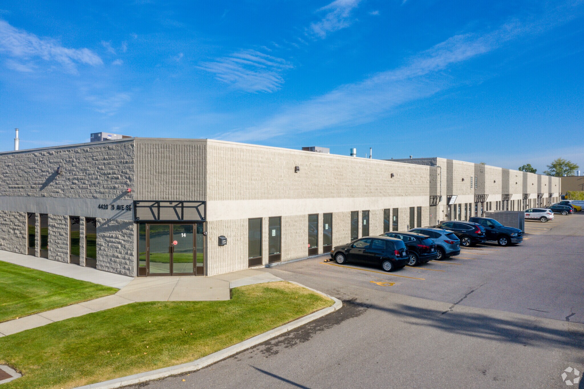 4420 75th Ave SE, Calgary, AB à vendre Photo du bâtiment- Image 1 de 1