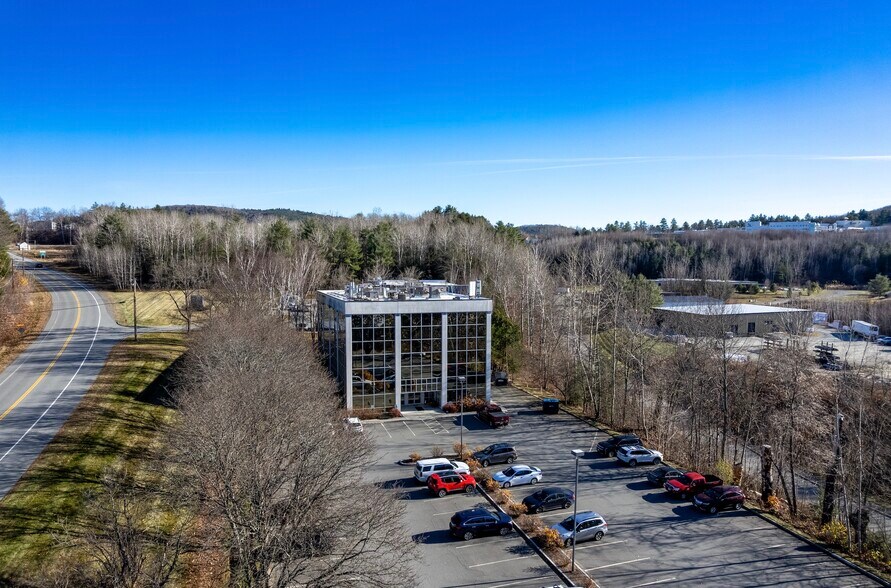 24 Airport Rd, West Lebanon, NH à louer - Photo du bâtiment - Image 3 de 4