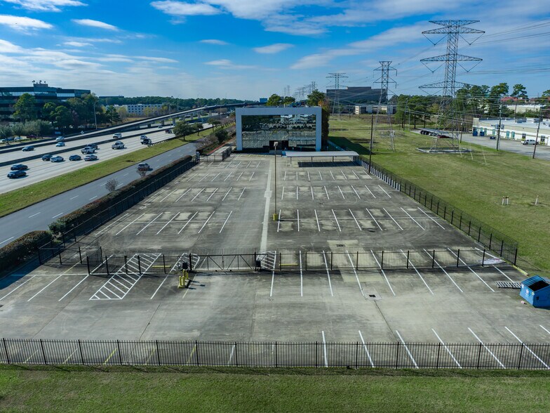 4141 N Sam Houston Pky E, Houston, TX à louer - Photo du bâtiment - Image 2 de 9