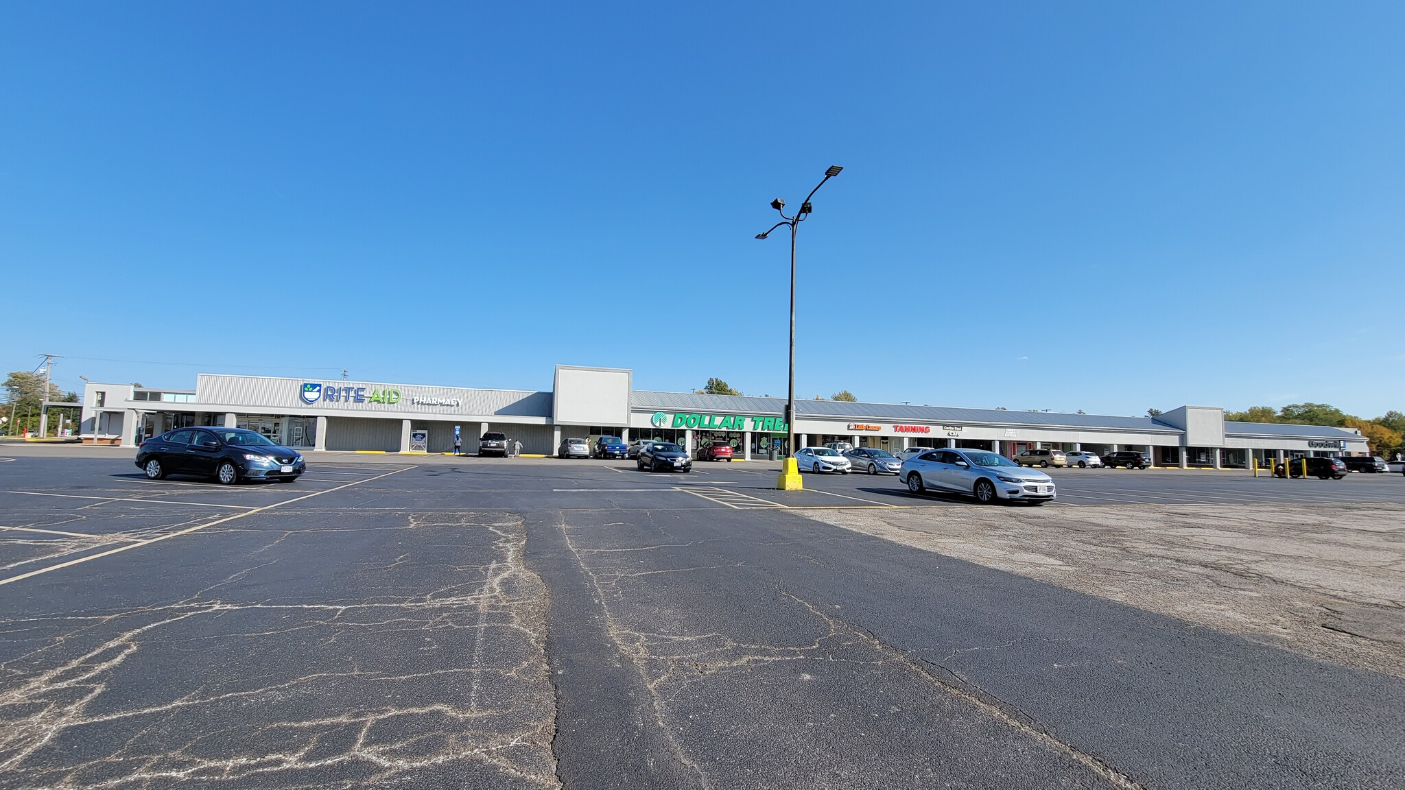 4102-4208 Lake Rd, Sheffield Lake, OH for lease Primary Photo- Image 1 of 7