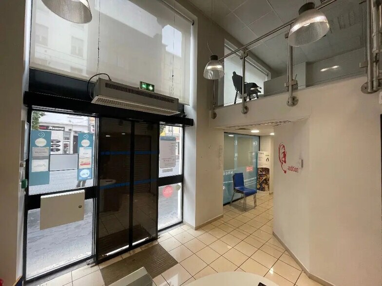 Retail in Lyon for lease - Lobby - Image 2 of 6