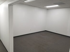 2433 Gulf To Bay Blvd, Clearwater, FL for lease Interior Photo- Image 2 of 6