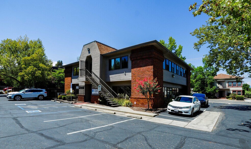 1945 Shasta St, Redding, CA à louer - Photo du bâtiment - Image 1 de 13