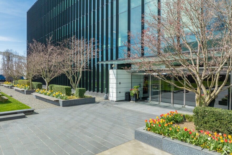 645 Elliott Ave W, Seattle, WA à louer - Photo du bâtiment - Image 2 de 6