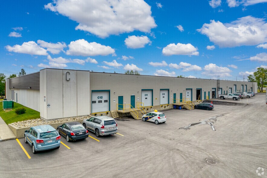 6215 3 St SE, Calgary, AB à louer - Photo du bâtiment - Image 3 de 5