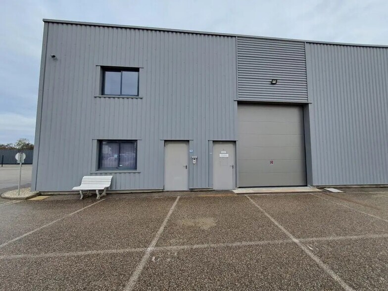 Flex dans Saint-André-de-Corcy à louer - Photo du bâtiment - Image 1 de 7