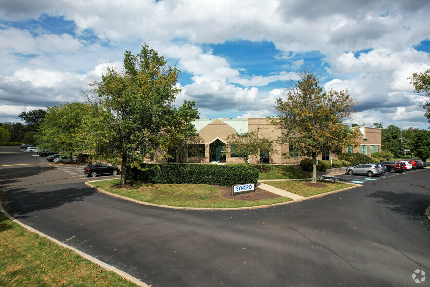 880-888 Town Center Dr, Langhorne, PA for sale - Building Photo - Image 1 of 1