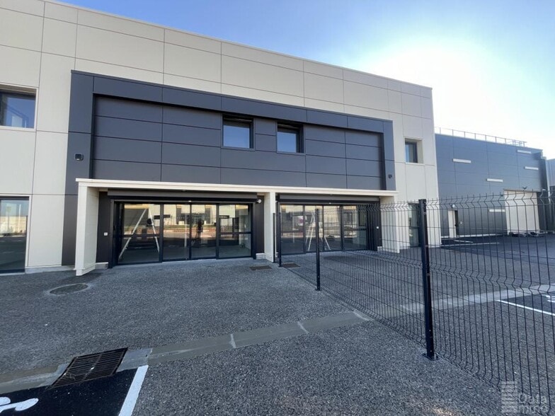 Industrial in Le Mesnil-Amelot for lease - Building Photo - Image 3 of 10