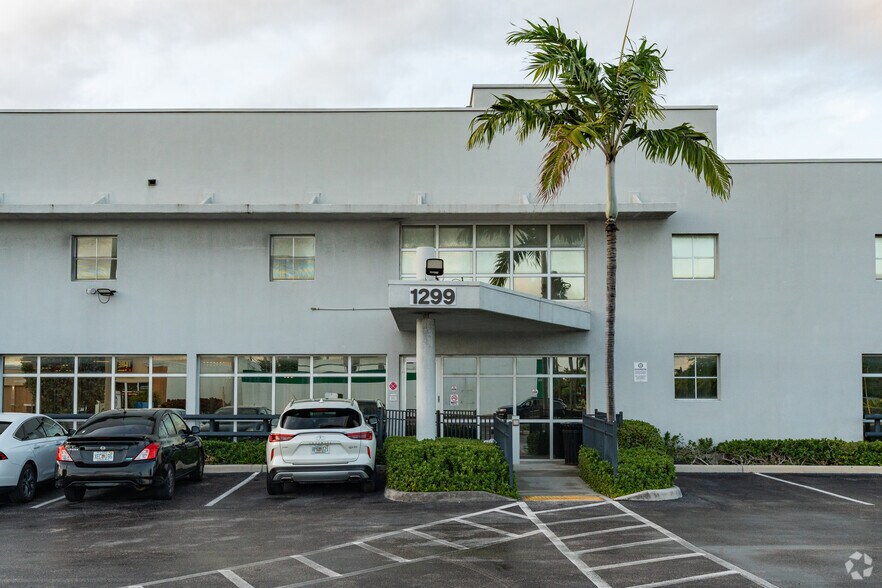 1299 E Commercial Blvd, Oakland Park, FL à louer - Photo du bâtiment - Image 3 de 14