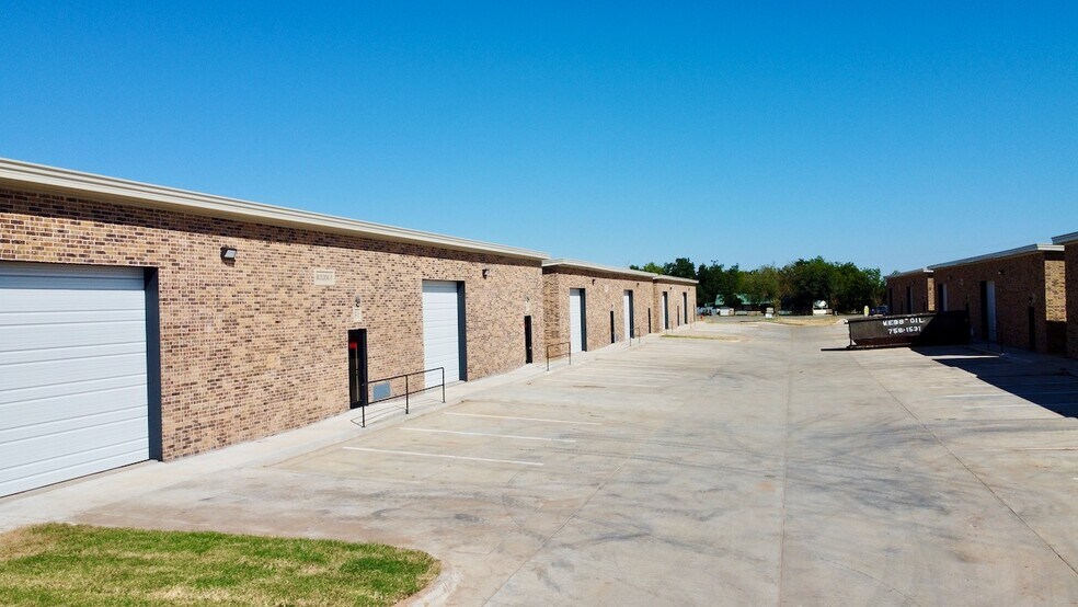 9100 NW Expressway, Yukon, OK à vendre - Photo du bâtiment - Image 2 de 11