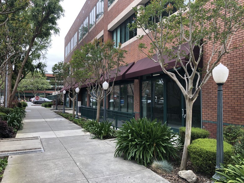 1655 N Main St, Walnut Creek, CA à louer - Photo du bâtiment - Image 3 de 9