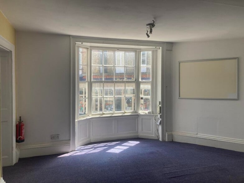 South St, Dorking for lease - Interior Photo - Image 2 of 9