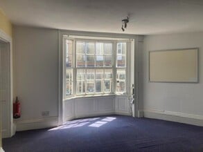 South St, Dorking for lease Interior Photo- Image 2 of 8