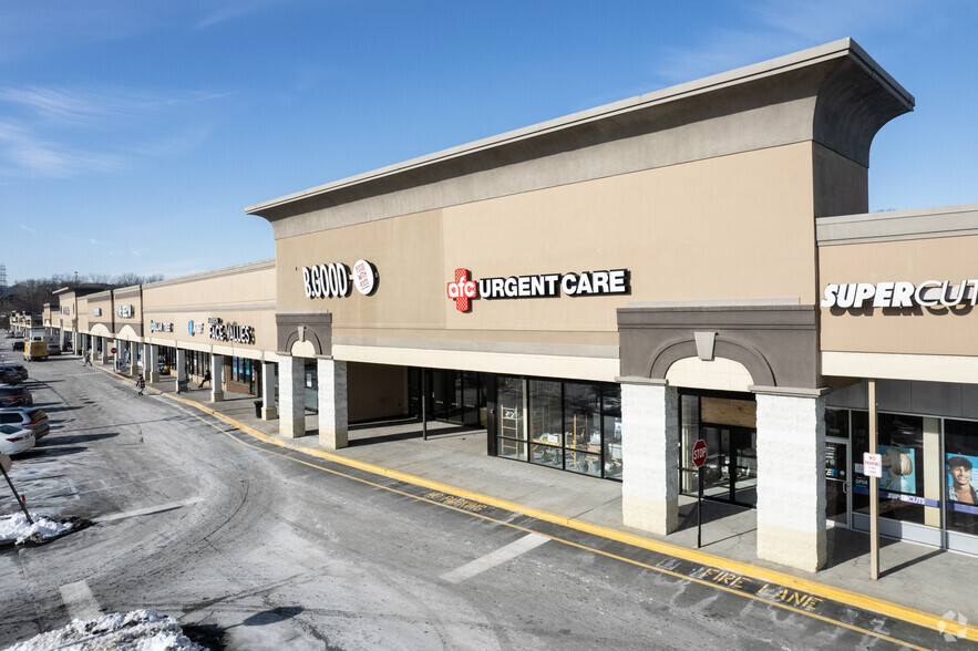 12-111 Rockland Plz, Nanuet, NY for lease - Building Photo - Image 1 of 4