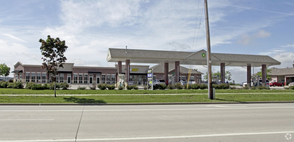 2865 E Washington St, West Bend, WI for lease - Building Photo - Image 2 of 5