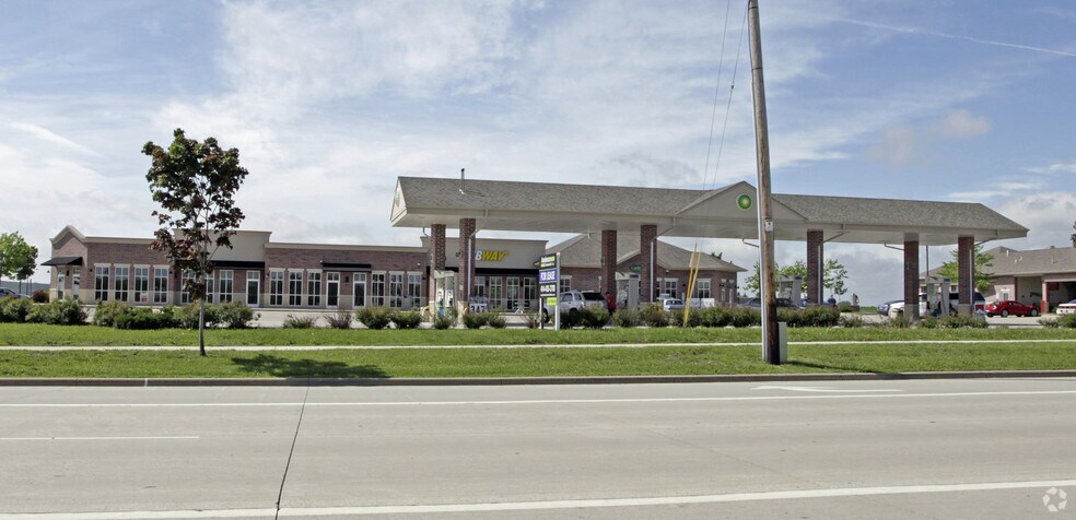 2865 E Washington St, West Bend, WI à louer - Photo du bâtiment - Image 2 de 5