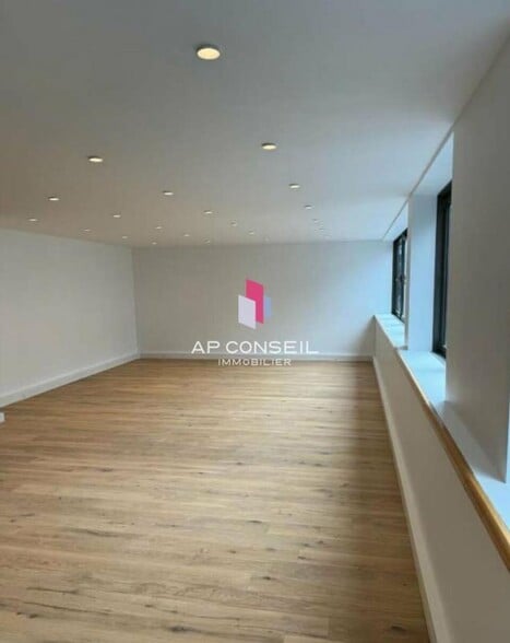 Office in Viroflay for lease - Interior Photo - Image 2 of 4