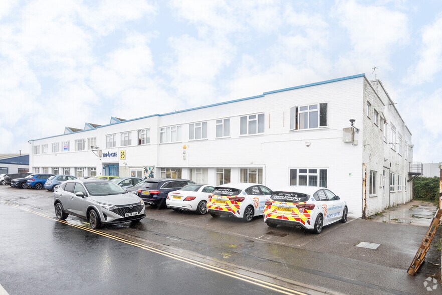 95 Commerce Way, Lancing à louer - Photo du bâtiment - Image 2 de 5