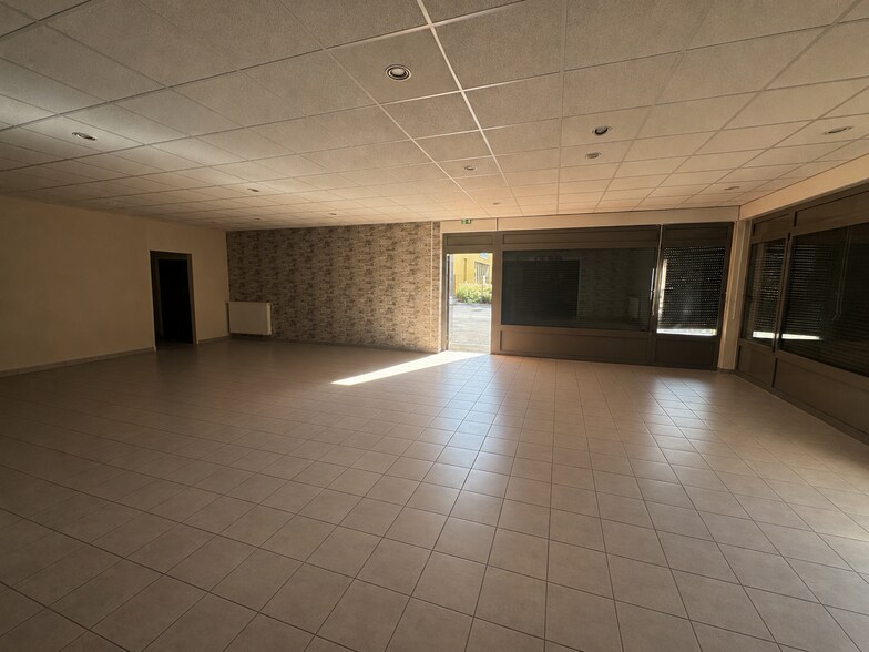 8 Rue Du Champ Jupin, Ormes for lease - Building Photo - Image 2 of 5
