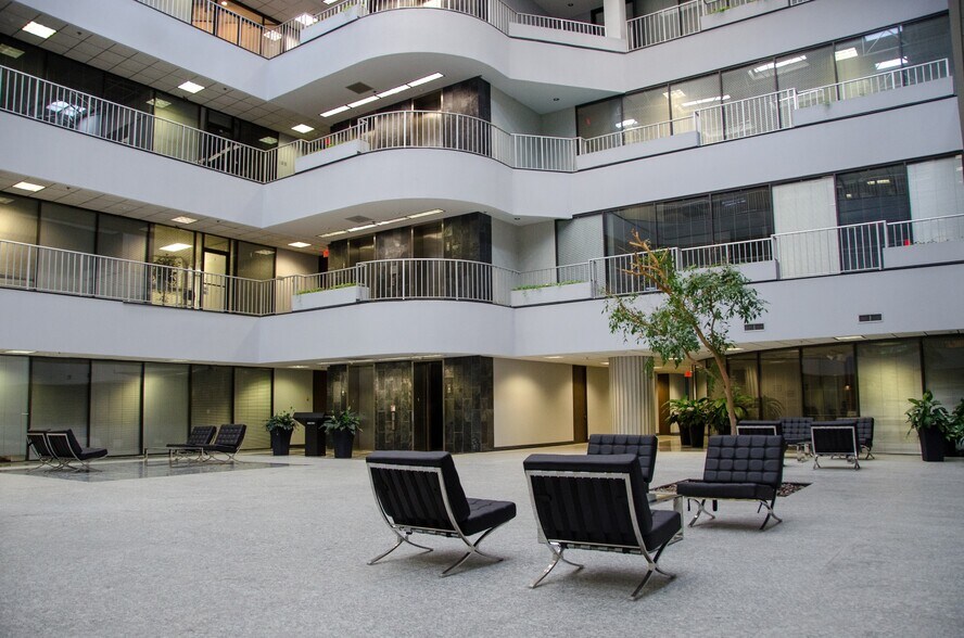 2900 Wilcrest Dr, Houston, TX à vendre - Photo du bâtiment - Image 3 de 5