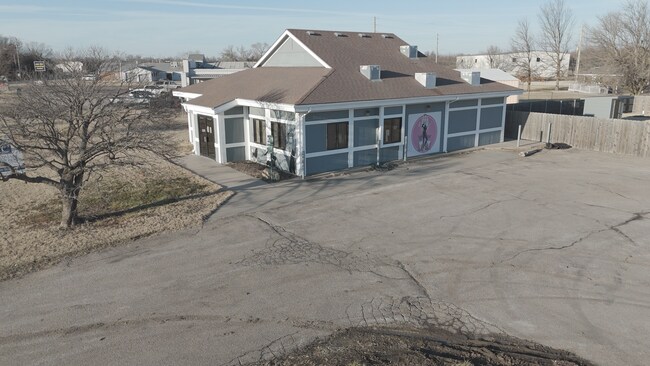 Plus de détails pour 520 S Ramsey Dr, Valley Center, KS - Commerce de détail à vendre