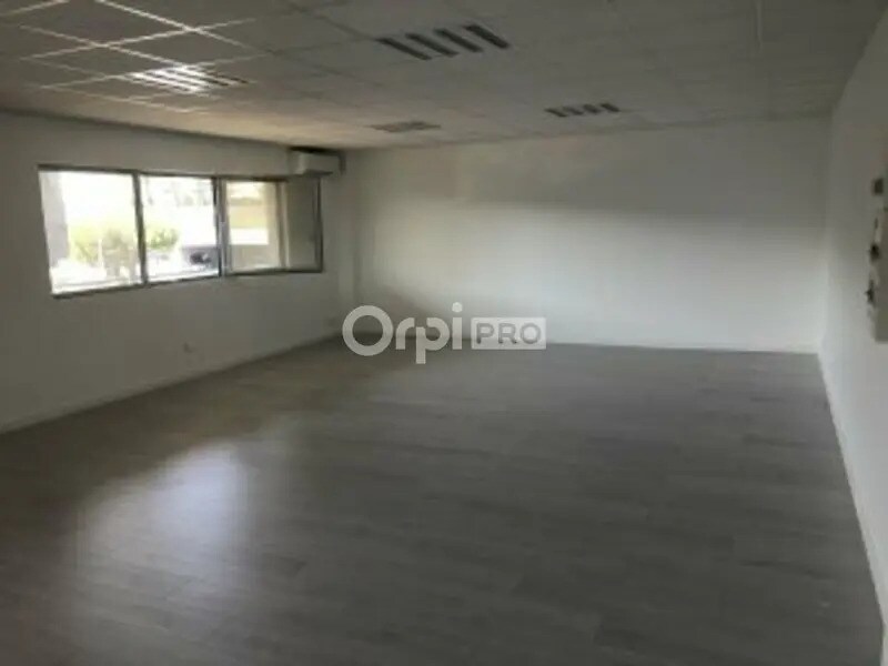 Office in Canéjan for lease Building Photo- Image 1 of 7