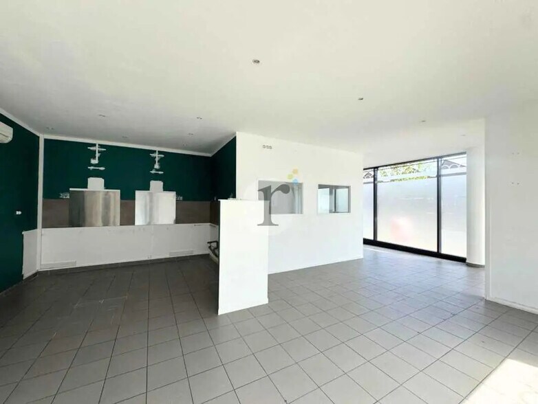 Retail in Lille for lease - Interior Photo - Image 1 of 4