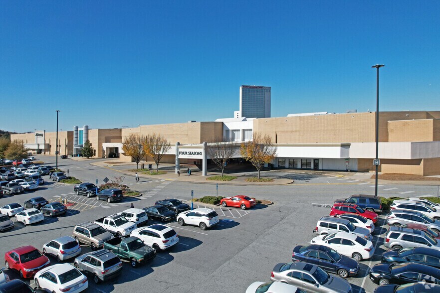 410 Four Seasons Town Centre Blvd, Greensboro, NC à louer - Photo du bâtiment - Image 2 de 6