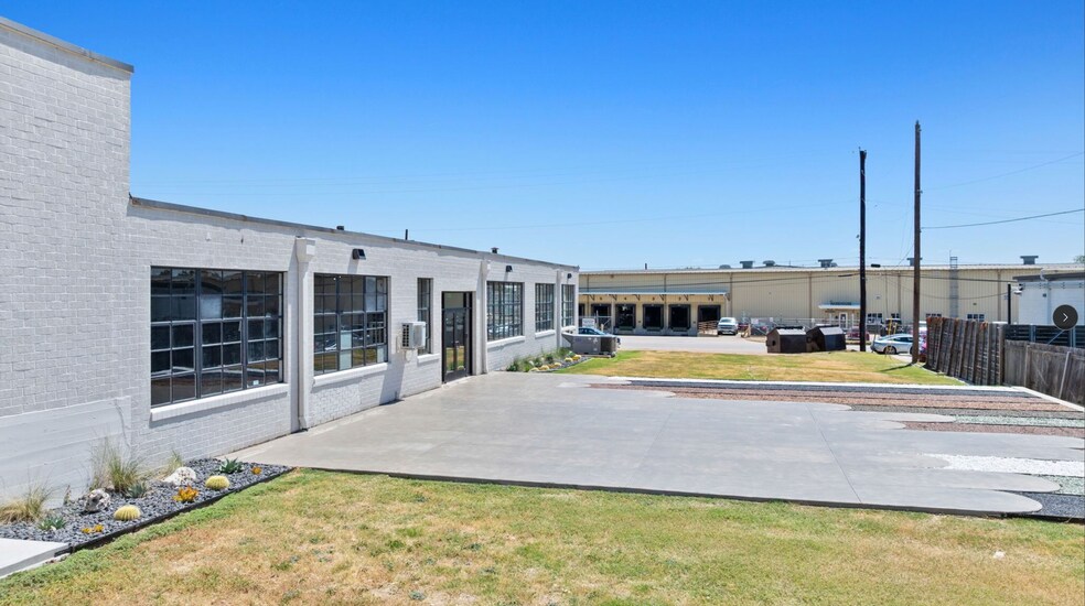 211 E Alpine Rd, Austin, TX à louer - Photo du bâtiment - Image 3 de 10