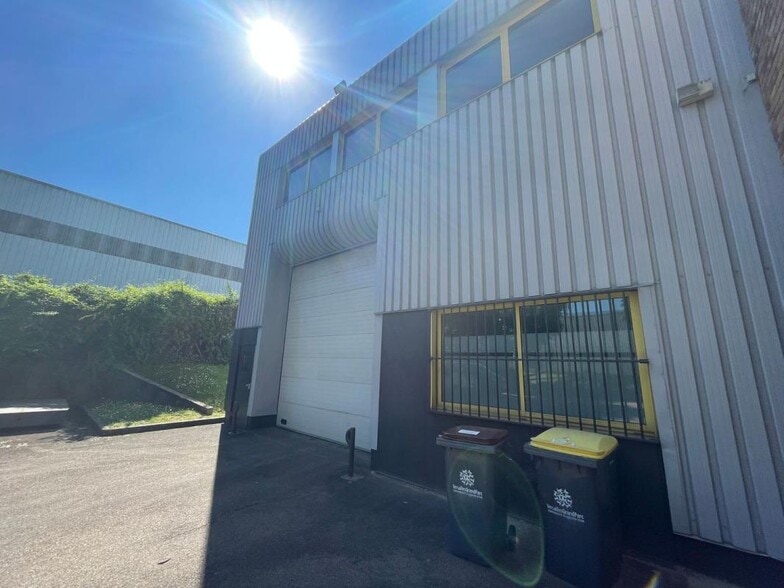Industrial in Buc for lease - Building Photo - Image 1 of 8