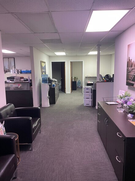 1 Rabro Dr, Hauppauge, NY à louer - Photo intérieure - Image 3 de 7
