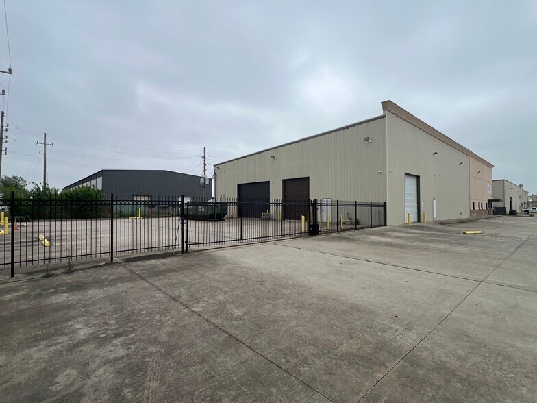 11050 W Little York Rd, Houston, TX à louer - Photo du bâtiment - Image 1 de 11