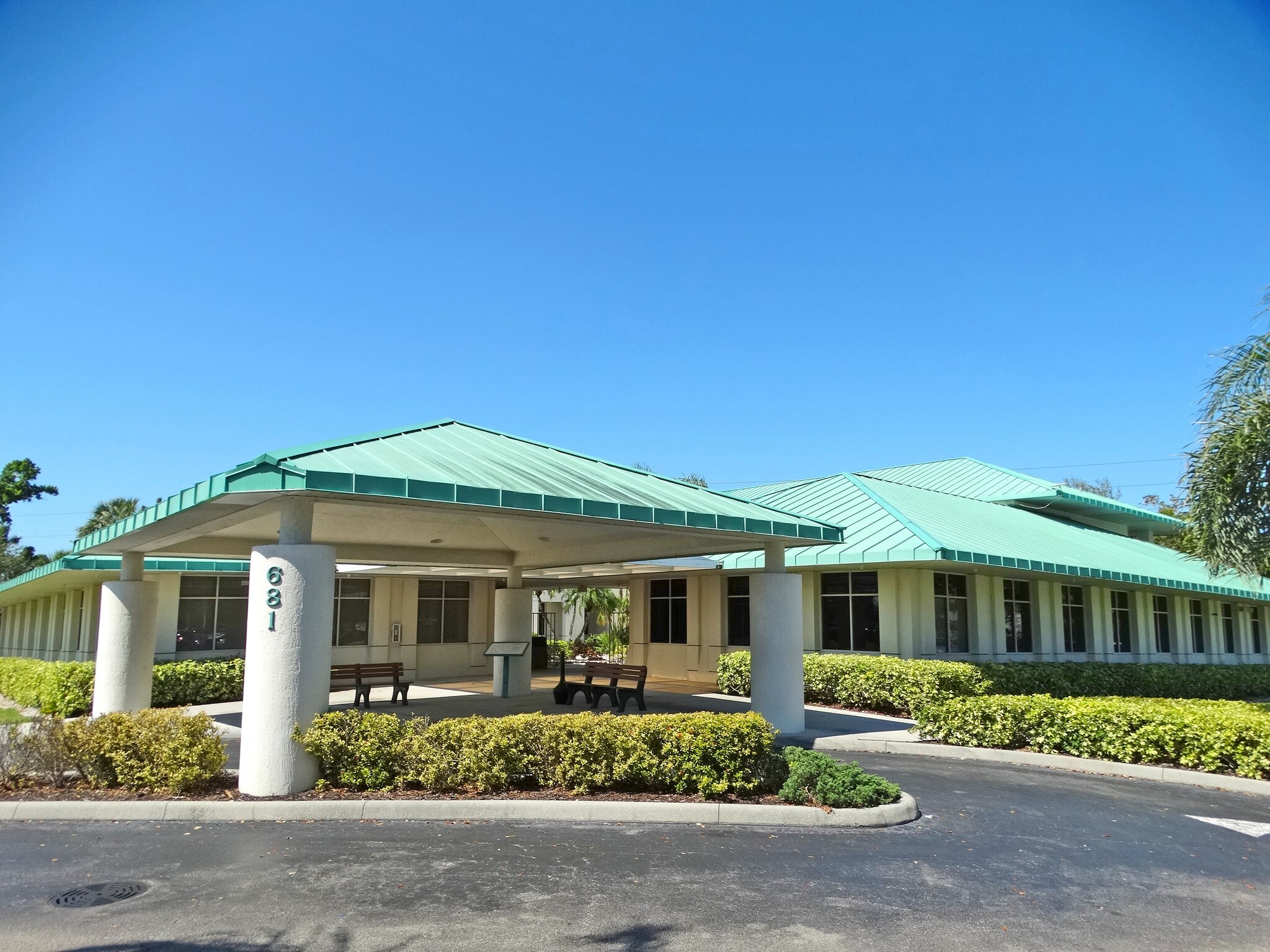 681 Goodlette Rd N, Naples, FL à louer Photo du bâtiment- Image 1 de 32