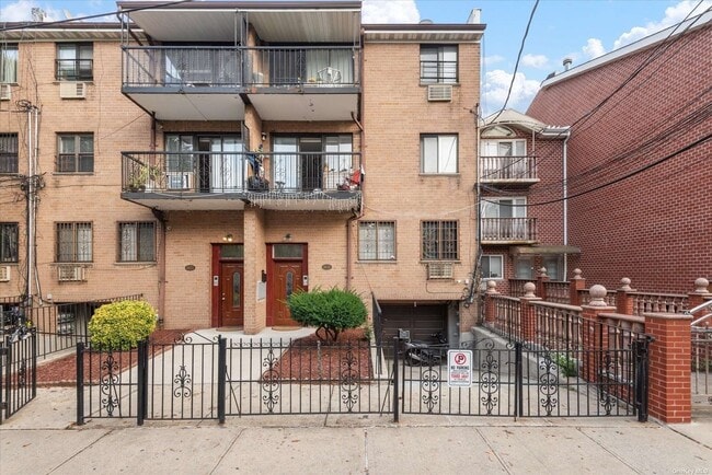 Plus de détails pour 86-18 57th Rd, Elmhurst, NY - Multi-résidentiel à vendre