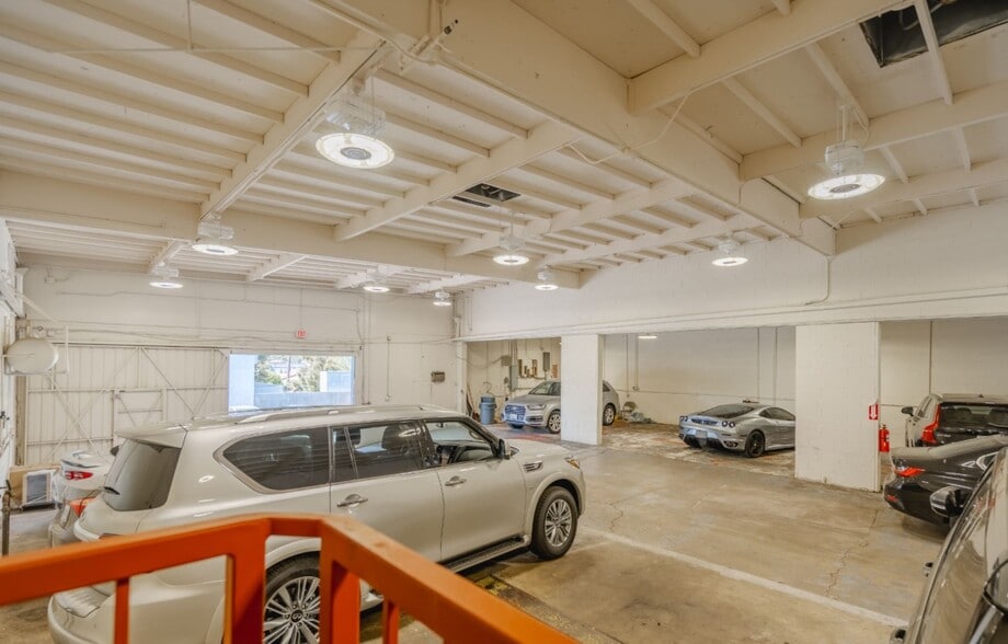 2301 N Sepulveda Blvd, Manhattan Beach, CA for lease - Interior Photo - Image 1 of 19