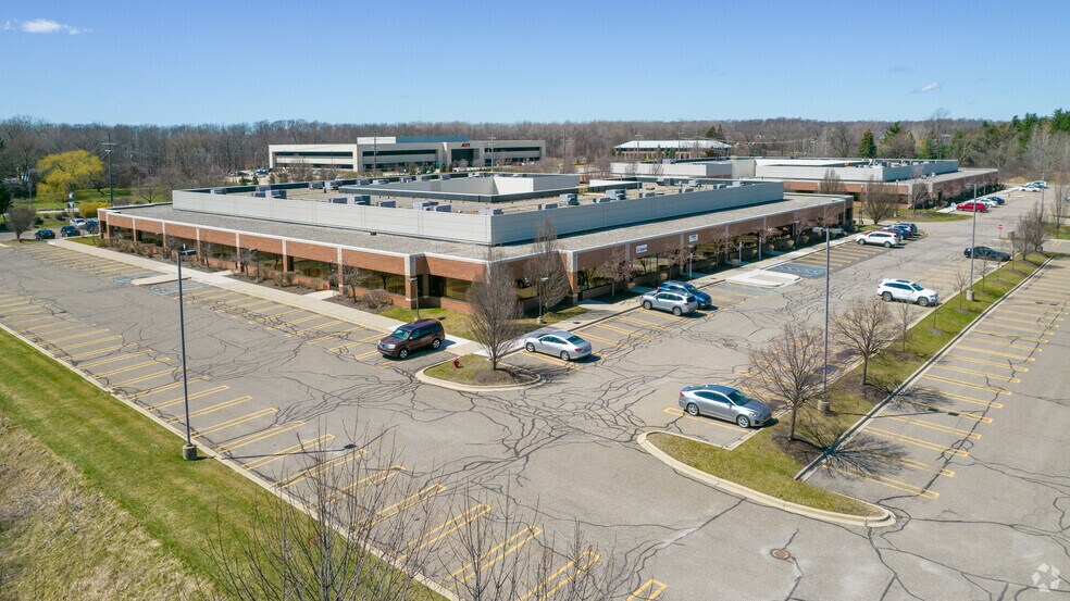 26800 Meadowbrook Rd, Novi, MI à louer - Photo du bâtiment - Image 3 de 6