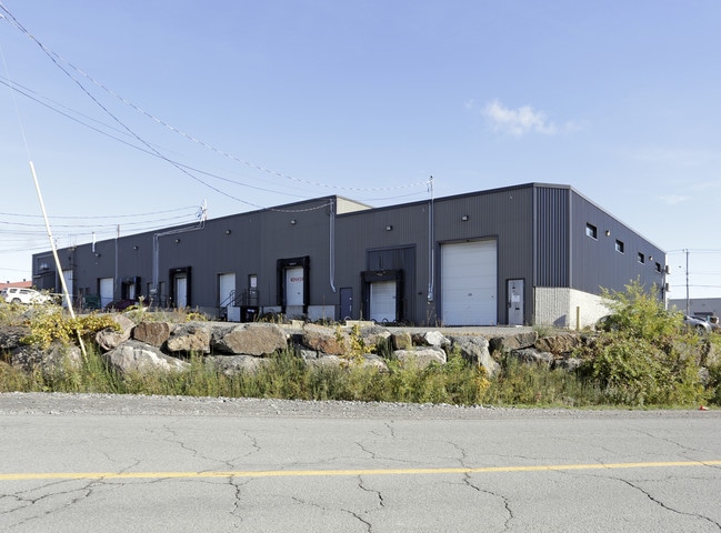 Plus de détails pour 16 Rue John-F.-Kennedy, Saint-Jérôme, QC - Industriel à vendre