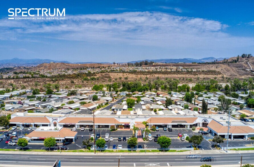 21525 Soledad Canyon Rd, Santa Clarita, CA à louer - Photo du bâtiment - Image 1 de 8