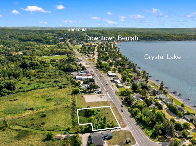 415 Michigan Ave, Beulah, MI à vendre - Aérien - Image 2 de 2