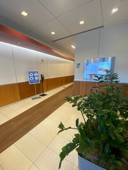 6900 Wisconsin Ave, Bethesda, MD à louer - Photo intérieure - Image 3 de 15