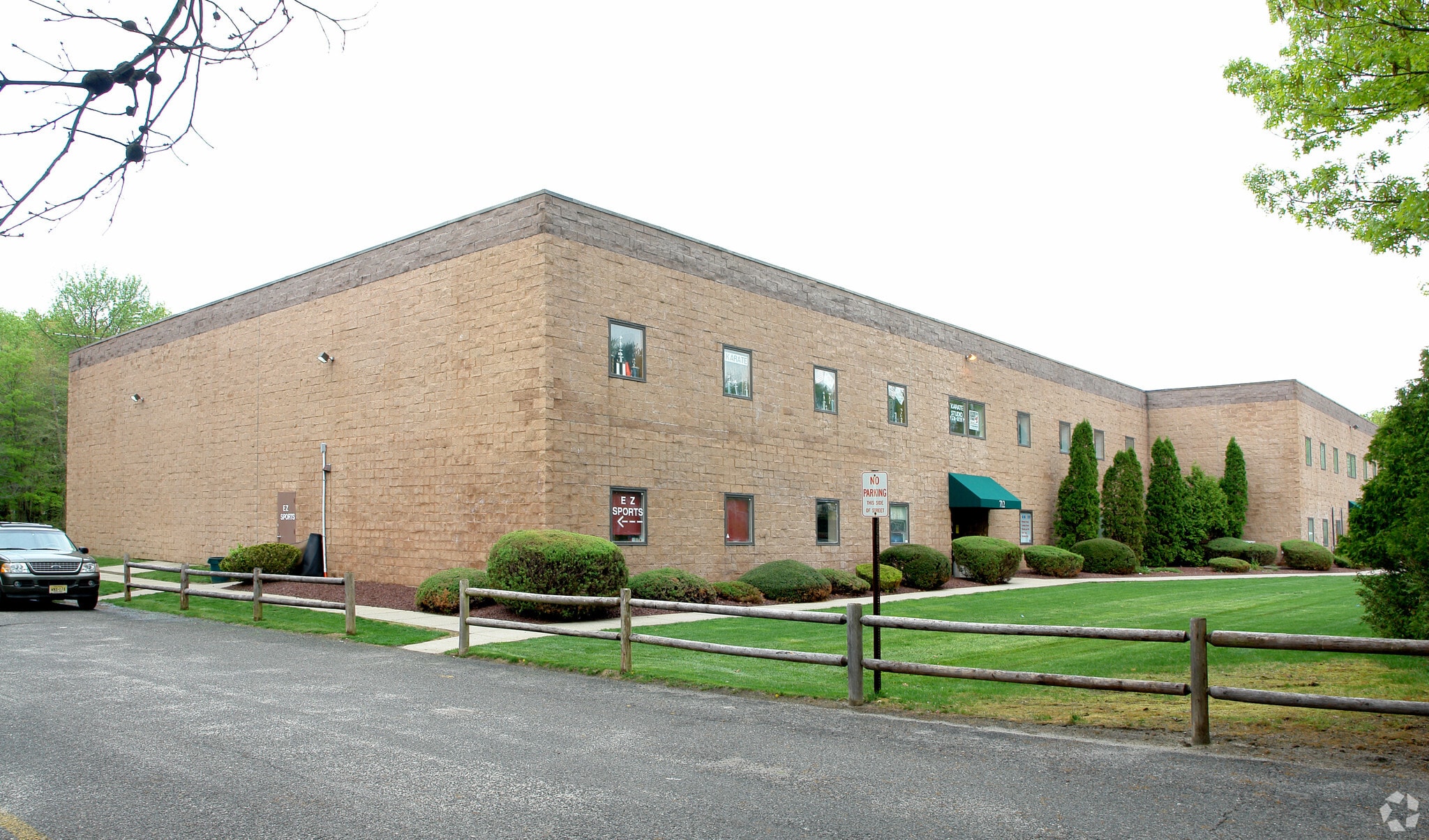 712 Ginesi Dr, Morganville, NJ for lease Primary Photo- Image 1 of 8