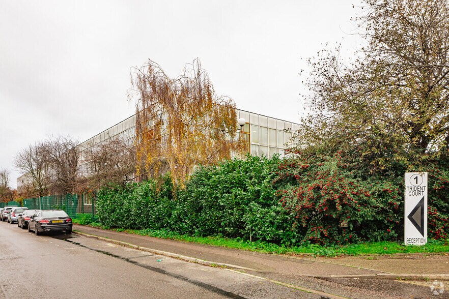 Oakcroft Rd, Chessington à louer - Photo du bâtiment - Image 2 de 18