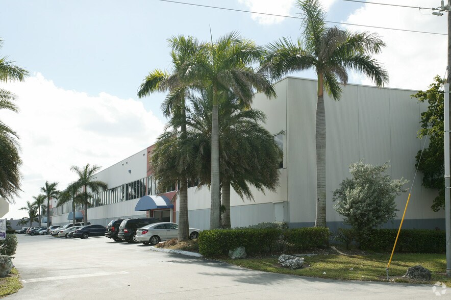 3520-3560 NW 72nd Ave, Miami, FL à louer - Photo du bâtiment - Image 3 de 10