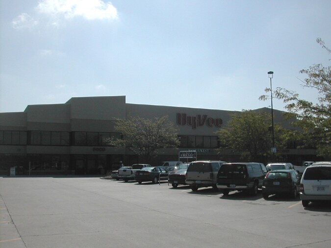 1974-1990 Grand Ave, West Des Moines, IA for sale - Primary Photo - Image 1 of 1