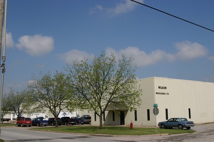 1001 SW F Ave, Lawton, OK à louer - Photo du bâtiment - Image 1 de 1