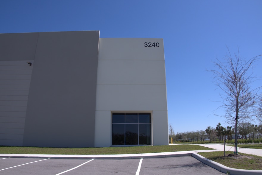 3240 Clover Ridge Ave, Ruskin, FL for lease - Building Photo - Image 3 of 17