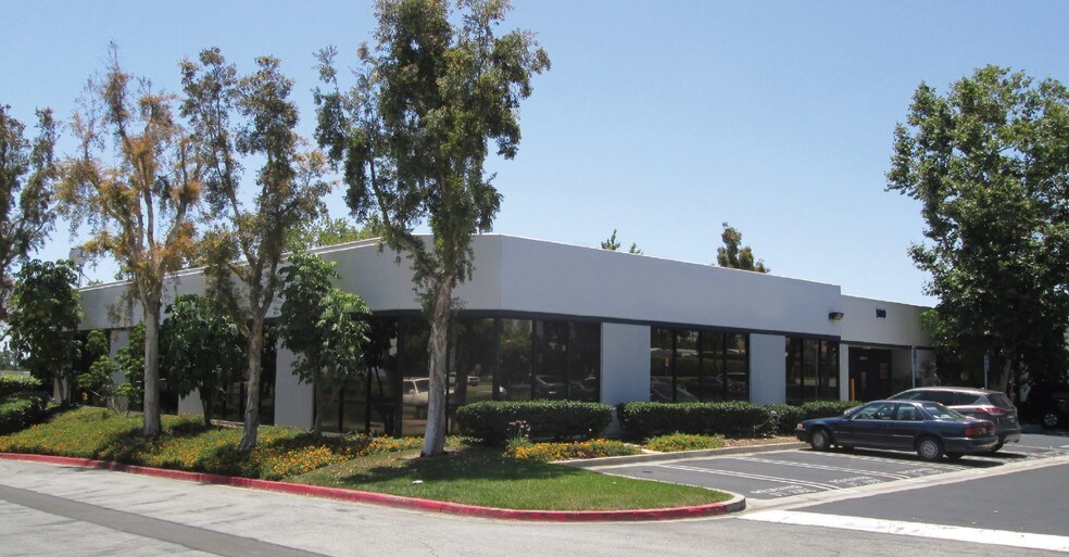 500-590 W Central Ave, Brea, CA à louer - Photo du bâtiment - Image 2 de 8